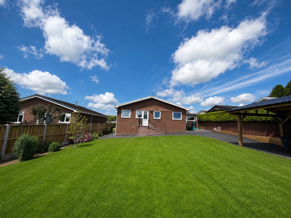 Ty Ray Penmaes, a single-level bungalow on Penmaes in Rhayader
